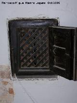 Palacio del Vizconde. Celosía del zaguán que está en la escalera y sirve a modo de mirilla para saber quien llama