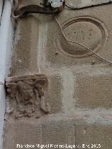 Casa de la Plaza Requena nº 6. Semicolumna y tondo izquierdos