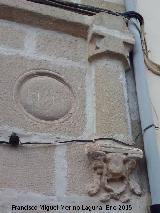 Casa de la Plaza Requena nº 6. Tondo y semicolumna derechos