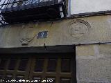 Casa de la Calle Piédrola nº 9. Cruz y escudo