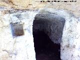 Cuevas Piquita. Cueva VI. Pequeña hornacina de iluminación y entrada a la cuadra derecha