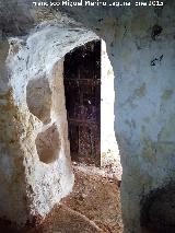 Cuevas Piquita. Cueva Tienda. Cantareras de la puerta de la habitación derecha