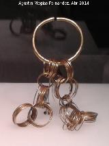 Historia de Mengíbar. Brazalete con espirales colganges de oro. MAM - Madrid
