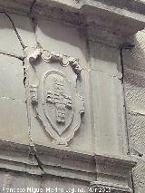 Casa de la Calle Calderón nº 7. Escudo derecho