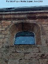 Iglesia de San Juan Bautista. Abollón procucido por un cohete en la Romería de la Virgen de la Estrella y ventana con vidriera