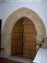 Iglesia de San Benito. Puerta de la sacristía de arco apuntado