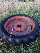 Maquínaria antigua de Almenara. Rueda de tractor