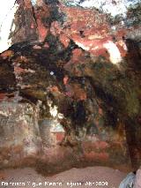 Oratorio visigodo de Valdecanales. Cueva a la derecha de la basílica que pudo ser utilizada como baptisterio.