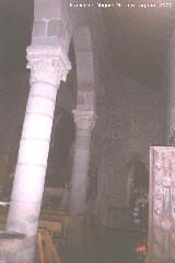 Iglesia de Santa María del Collado. Columnas y puerta