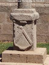 Cruz de Mosén Rubí. Escudo
