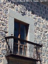 Palacio de los guila. Balcn blasonado lateral