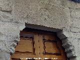 Casa de la Calle Mesones nº 20. Dintel lateral con Cruz y ménsulas