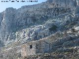 Refugio de montaa de la Mella. Con el abrigo detrs