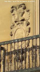 Palacete de la Calle Obispo Narv�ez n� 15. Escudo izquierdo