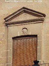 Casa de la Calle Obispo Narváez nº 5. Frontón y año