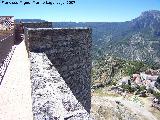 Adarve del castillo. Con el Yelmo y Peñalta al fondo
