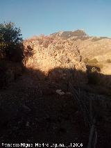 Peñón de las Sepulturas. Aprisco de ganado y peñón al fondo