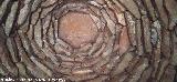 Caracol de la Mesa Redonda. Falsa bóveda y año