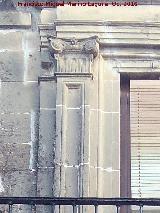 Casa de la Calle Julio Burell nº 18. Capitel del balcón
