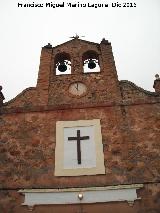 Iglesia de Garcíez. Espadaña, reloj pintado y cruz