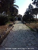 Ermita de San Cosme y San Damián. Camino empedrado