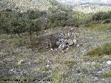 Aznaitín. Restos de construcción en la ladera norte del Aznaitín de Jimena