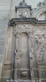 Sacra Capilla de El Salvador del Mundo. Detalle de la Portada de Santiago