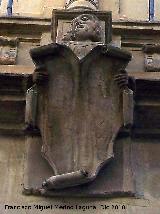 Palacio de Torrente. Salvaje tenante de un escudo al que le ha sido suprimida su heráldica