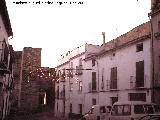 Puerta del Losal. Como continua la muralla detrás de las casas hacia el Torreón de la Calle Fuente Seca