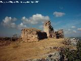 Castillo de Giribaile. Aljibe en primer término y al fondo un torreón