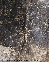 Petroglifos rupestres de la Piedra Hueca Grande. Petroglifo I símbolo 10 antropomorfo el que está más a la izquierda