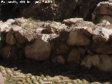 Castillo de Villardompardo. Muro de la excavación arqueológica y pavimento en espiga del patio de entrada