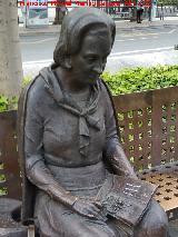 Elena Martín Vivaldi. Escultura en el Bulevar de la Avenida de la Constitución - Granada