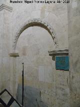 Catedral Vieja. Batisterio. Arco y placa de Bonifacia Rodríguez