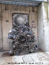 Casa de la Rúa Mayor nº 13 - 15. Portada con una escultura de bicicletas