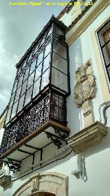 Casa del Cura Morales. Balcón cerrado y escudo