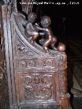 Catedral de Jaén. Coro. Escaleras del Banco de los Caballeros de la Epístola. Angelote y putto