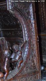 Catedral de Jaén. Coro. Escaleras del Banco de los Caballeros de la Epístola. Relieve interno alto izquierdo