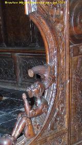 Catedral de Jaén. Coro. Escaleras del Banco de los Caballeros de la Epístola. Relieve externo alto derecho