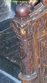 Catedral de Jaén. Coro. Escaleras del Banco de los Caballeros de la Epístola. Columna derecha