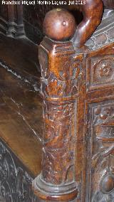 Catedral de Jaén. Coro. Escaleras del Banco de los Caballeros de la Epístola. Columna izquierda