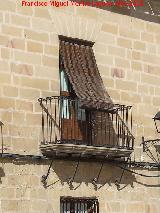 Casa de la Calle Intendente Pablo de Olavide nº 23. Vítores y balcón