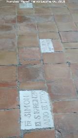 Monasterio de San Jerónimo. Claustro Principal. Tumbas en la galería baja