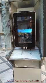 Plaza Trinidad. Resto de cabina telefónica con una tablet