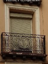 Casa de la Calle Valentn Gmez n 16. Balcn con iniciales