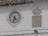 Ayuntamiento de Garcíez. Reloj y escudo