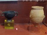 Oppidum del Cerro de la Cruz. Copa campanéense itálica y anforilla púnica fenicia. Museo de Almedinilla