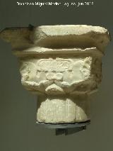 Historia de Granada. Capitel de mármol siglo XIII con epigrafía musulmana. Museo Arqueológico de Granada