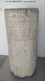 Albaicín. Cipo romano de mármol con epigrafía de final del siglo I - principios del siglo II. Museo Arquológico de Granada
