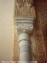 Alhambra. Patio de los Arrayanes. Capitel con policromía azul